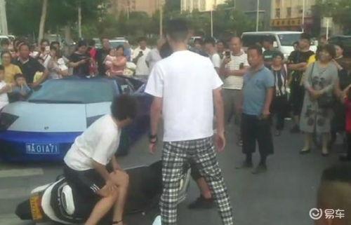 网友拍到网红吃瓜视频,网友直击惊人一幕