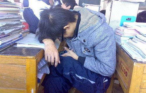 婴儿吃瓜网红事件视频,萌态视频引发网友热议