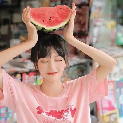 网红农村女孩吃瓜图片真实,网红农村女孩的田园生活剪影