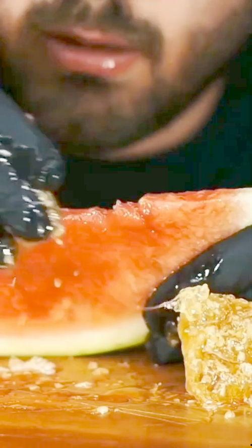 外国网红吃腌瓜